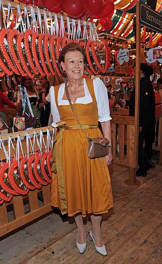 Top: Stilvoll, Hammer-Farbe (Ocker) und Top-Accessoires - so kam Unternehmerin Evi Brandl zur Wiesn.