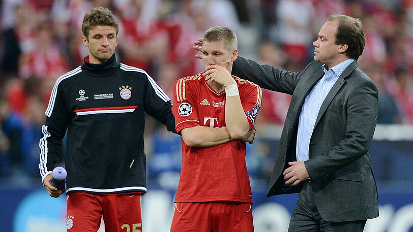 Die Enttäuschung ist Thomas Müller (links), Bastian Schweinsteiger (mitte) und Christian Nerlinger (rechts) nach dem verlorenen Finale dahoam 2012 ins Gesicht geschrieben.