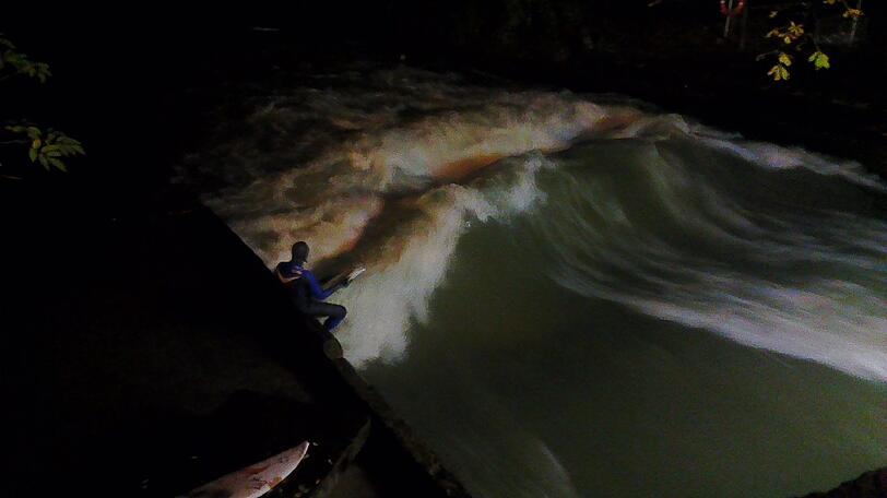 Dunkelheit kann sie nicht aufhalten: Am Eisbach wird einfach bei Flutlicht gesurft.