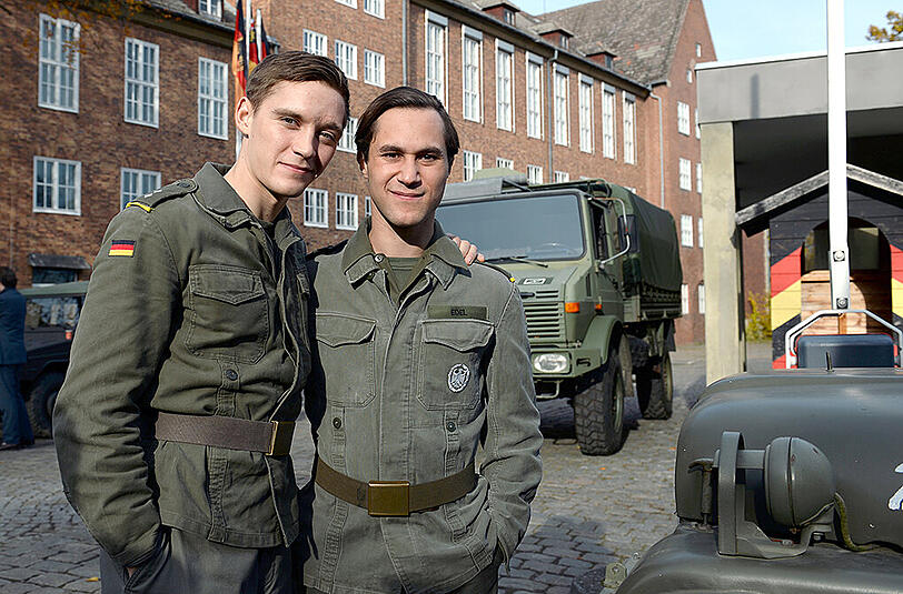 Jonas Nay (l) alias Oberfeldwebel Martin Rauch und Ludwig Trepte alias Oberleutnant Alexander Edel.