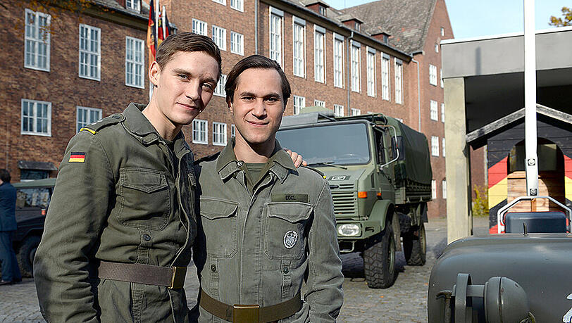 Jonas Nay (l) alias Oberfeldwebel Martin Rauch und Ludwig Trepte alias Oberleutnant Alexander Edel. Jonas Nay (l) alias Oberfeldwebel Martin Rauch und Ludwig Trepte alias Oberleutnant Alexander Edel.