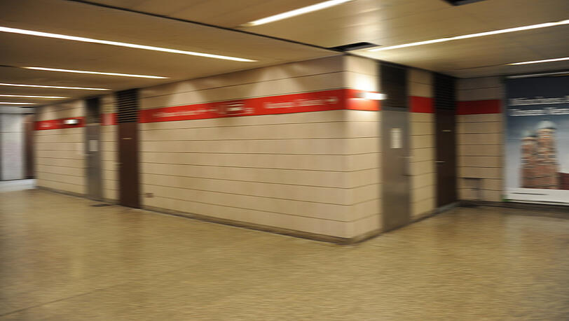 War es versuchter Missbrauch? Ein kleiner Junge konnte gerade noch aus einer U-Bahn-Toilette entkommen (Archivbild). War es versuchter Missbrauch? Ein kleiner Junge konnte gerade noch aus einer U-Bahn-Toilette entkommen (Archivbild).