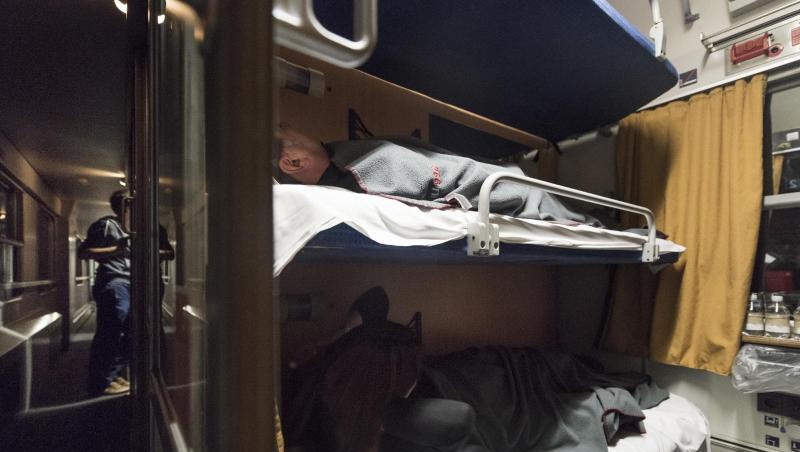 Reisende haben es sich in einem Nachtzug der Österreichischen Bundesbahnen (ÖBB) bequem gemacht. Reisende haben es sich in einem Nachtzug der Österreichischen Bundesbahnen (ÖBB) bequem gemacht.