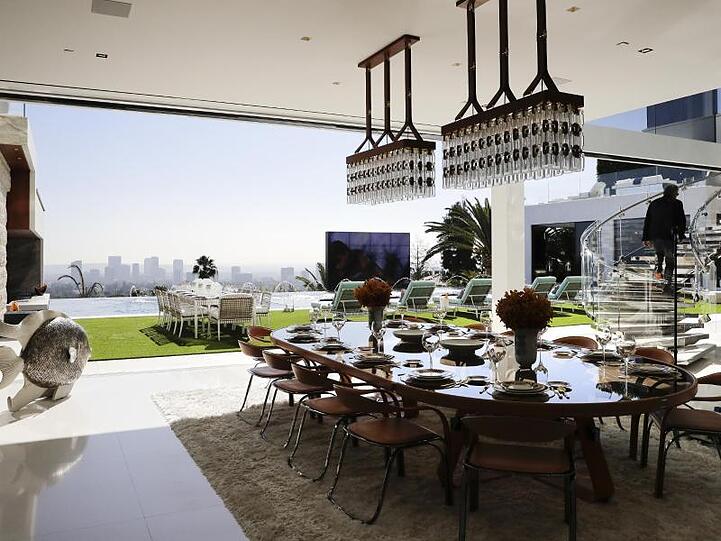 Guten Appetit: Ein Blick in den Esszimmer-Bereich und die Terrasse der Villa "Billionaire".