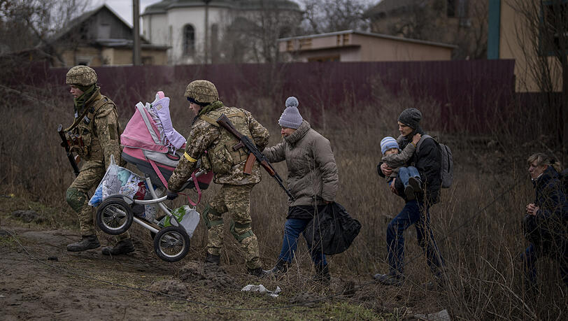 Bilder von Menschen, die - hier helfen Soldaten - aus der Ukraine fliehen, sind überall. Angst vor dem nahen Krieg weckt auch in uns den Alarmzustand.