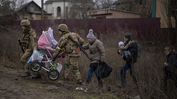 Bilder von Menschen, die - hier helfen Soldaten - aus der Ukraine fliehen, sind überall. Angst vor dem nahen Krieg weckt auch in uns den Alarmzustand.