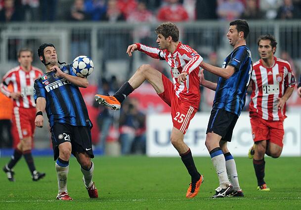 Müller weiß, wie es gegen Inter läuft. Hier beim Spiel aus dem Jahr 2011 im Zweikampf gegen Chivu und Motta. Müller weiß, wie es gegen Inter läuft. Hier beim Spiel aus dem Jahr 2011 im Zweikampf gegen Chivu und Motta.