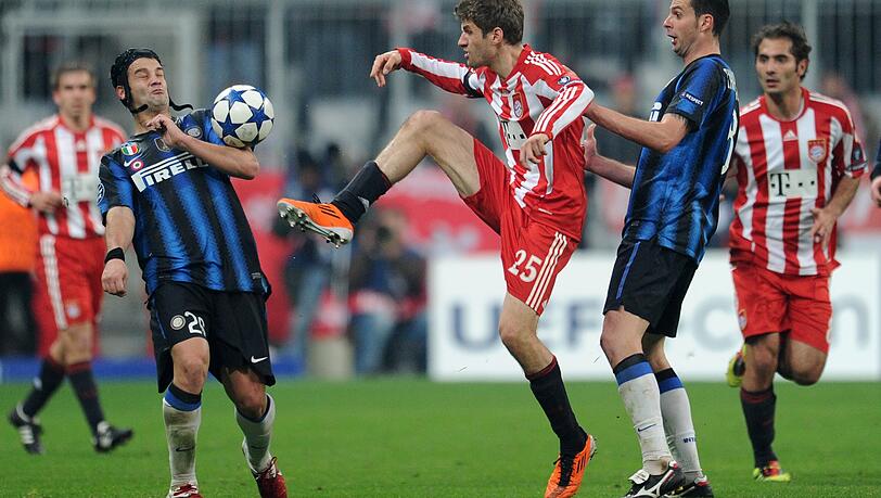 Müller weiß, wie es gegen Inter läuft. Hier beim Spiel aus dem Jahr 2011 im Zweikampf gegen Chivu und Motta. Müller weiß, wie es gegen Inter läuft. Hier beim Spiel aus dem Jahr 2011 im Zweikampf gegen Chivu und Motta.