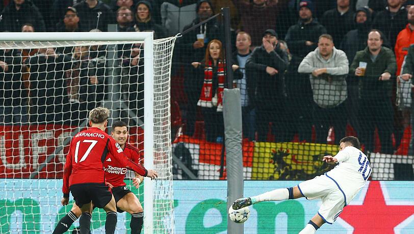 Voll(ey) ins Glück: Toptalent Roony Bardghji (r.) trifft zum 4:3 gegen Manchester United und lässt den FC Kopenhagen aufs Achtelfinale hoffen. Voll(ey) ins Glück: Toptalent Roony Bardghji (r.) trifft zum 4:3 gegen Manchester United und lässt den FC Kopenhagen aufs Achtelfinale hoffen.