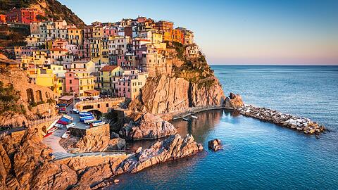 Reisende können mit einem Interrail-Ticket die Küstenorte entlang der italienischen Riviera erkunden.