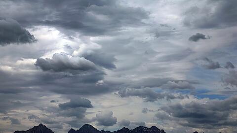 In den Alpen kann es zu Wochenbeginn regnen. (Symbolbild)