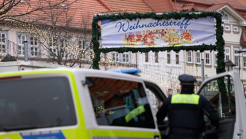 Der Weihnachtsmarkt sei in Absprache mit den Veranstaltern wieder geöffnet, teilte eine Sprecherin der Polizei auf Nachfrage mit. Der Weihnachtsmarkt sei in Absprache mit den Veranstaltern wieder geöffnet, teilte eine Sprecherin der Polizei auf Nachfrage mit.