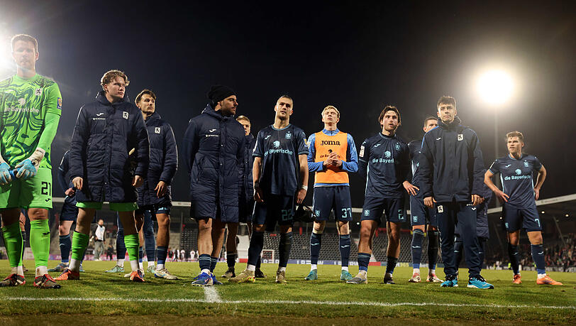 Konsternierte L&ouml;wen nach der Pleite bei der Zweitvertretung des VfB Stuttgart, die (wahrscheinlich) alle Aufstiegtr&auml;ume der Blauen platzen l&auml;sst.