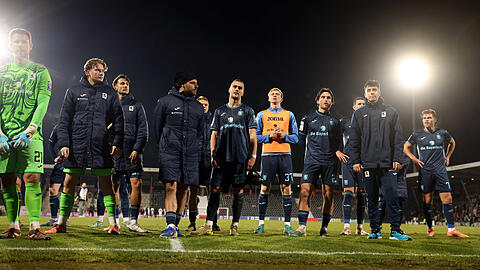 Konsternierte Löwen nach der Pleite bei der Zweitvertretung des VfB Stuttgart, die (wahrscheinlich) alle Aufstiegträume der Blauen platzen lässt. Konsternierte Löwen nach der Pleite bei der Zweitvertretung des VfB Stuttgart, die (wahrscheinlich) alle Aufstiegträume der Blauen platzen lässt.