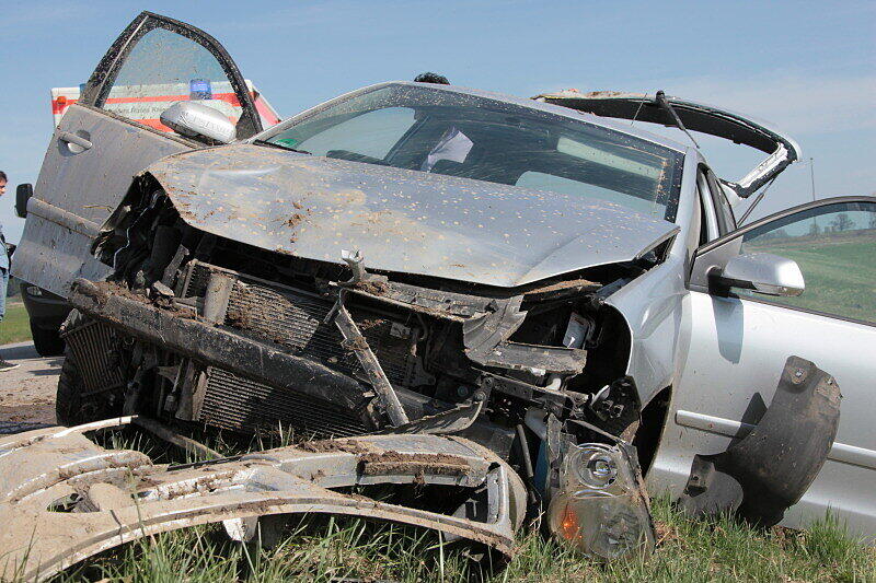 Schwerer Unfall bei Ziegelsham: Das Fahrzeug fuhr von Heldenstein in Richtung Schwindegg. Auf Höhe des Weilers Ziegelsham kam der Lenker nach Rechts von der Fahrbahn ab, steuerte dagegen und fuhr dann schließlich nach Links in den Bach wo sich das Fahrzeug überschlug und auf den Rädern wieder zum stehen kam. Drei Menschen wurden verletzt.