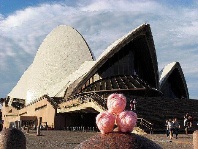 Vor der weltberühmten Oper in Sydney sind sie gleich zu dritt: die Häkelschweine aus Hude
