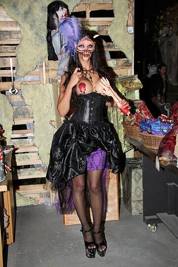 Micaela Schäfer als Nackt-Zombie