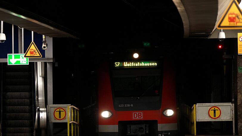 Wegen Sanierungsarbeiten am Hauptbahnhof müssen Gleise im S-Bahntunnel teilweise gesperrt werden. Wegen Sanierungsarbeiten am Hauptbahnhof müssen Gleise im S-Bahntunnel teilweise gesperrt werden.