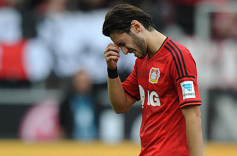 Vor seinem Wechsel zu Leverkusen kickte Hakan Calhanoglu für Karlsruhe. Zu dieser Zeit soll er beim Club aus Istanbul einen Vertrag unterzeichnet haben.