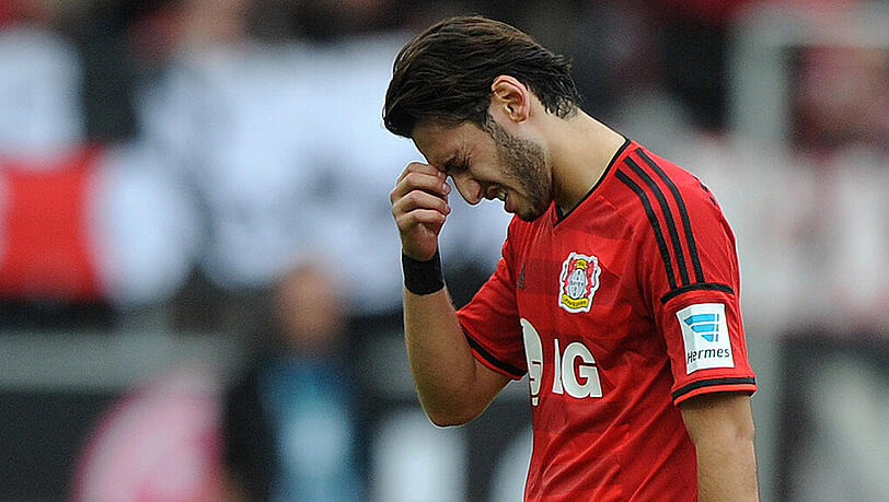 Vor seinem Wechsel zu Leverkusen kickte Hakan Calhanoglu für Karlsruhe. Zu dieser Zeit soll er beim Club aus Istanbul einen Vertrag unterzeichnet haben. Vor seinem Wechsel zu Leverkusen kickte Hakan Calhanoglu für Karlsruhe. Zu dieser Zeit soll er beim Club aus Istanbul einen Vertrag unterzeichnet haben.