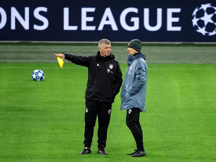 Bayern Münchens Trainer Niko Kovac (r) und Co-Trainer Peter Hermann leiten das Training in der Amsterdamer Johan-Cruyff-Arena.