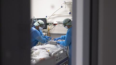 Ein Corona-Patient wird auf einer Intensivstation versorgt. (Archivbild)