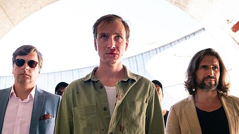 "Lost in Fuseta": Benedict (Philippe Graber, l.) und Abel Peres (José Fidalgo, r.) bringen Kommissar Lost (Jan Krauter) zur Übergabe.