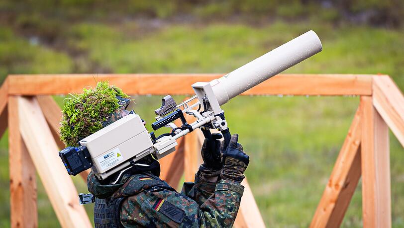Die Bundeswehr hat die technischen Möglichkeiten zur Drohnenabwehr. Im Inland darf sie allerdings in Friedenszeiten nicht so ohne weiteres tätig werden. (Archivfoto) Die Bundeswehr hat die technischen Möglichkeiten zur Drohnenabwehr. Im Inland darf sie allerdings in Friedenszeiten nicht so ohne weiteres tätig werden. (Archivfoto)