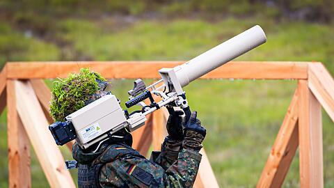 Die Bundeswehr hat die technischen M&ouml;glichkeiten zur Drohnenabwehr. Im Inland darf sie allerdings in Friedenszeiten nicht so ohne weiteres t&auml;tig werden. (Archivfoto)