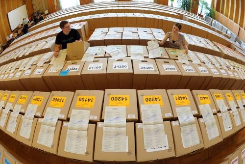 Die Wahlurnen für die Europawahl am 7. Juni werden bereits vorbereitet.