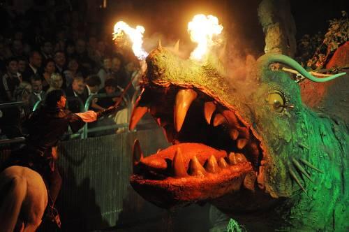 Ritter Udo sticht im Volksschauspiel "Drachenstich" mit seinem Schwert auf den Drachen ein.