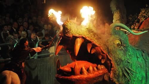 Ritter Udo sticht im Volksschauspiel "Drachenstich" mit seinem Schwert auf den Drachen ein. Ritter Udo sticht im Volksschauspiel "Drachenstich" mit seinem Schwert auf den Drachen ein.