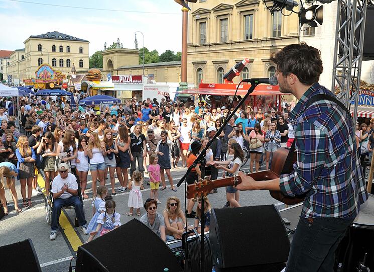 Begleitet von Bands und bei hochsommerlichen Temperaturen rocken die Münchner am Odeonsplatz.
