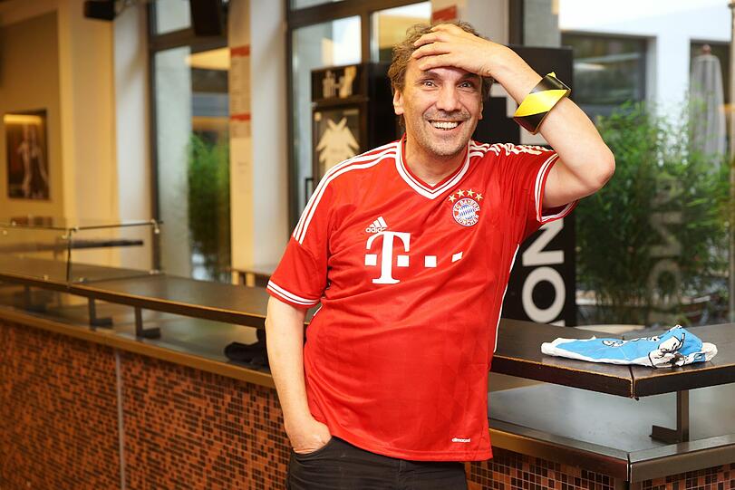 CHRISTIAN STÜCKL, Intendant: "Am Ende wird&rsquo;s wohl doch 2:1 für Bayern ausgehn. Das Restrisiko &ndash; aus bayerischer Sicht &ndash; trage ich am Arm. Bayern-Trikot und Dortmund-Bandl geben grob das Fan-Verhältnis am Volkstheater wieder. Als Intendant muss ich auch den Schwarz-Gelben am Haus ein Revier bieten, und als Theatermensch wünsche ich mir natürlich, dass die Dortmunder den Münchnern gscheit einheizen."