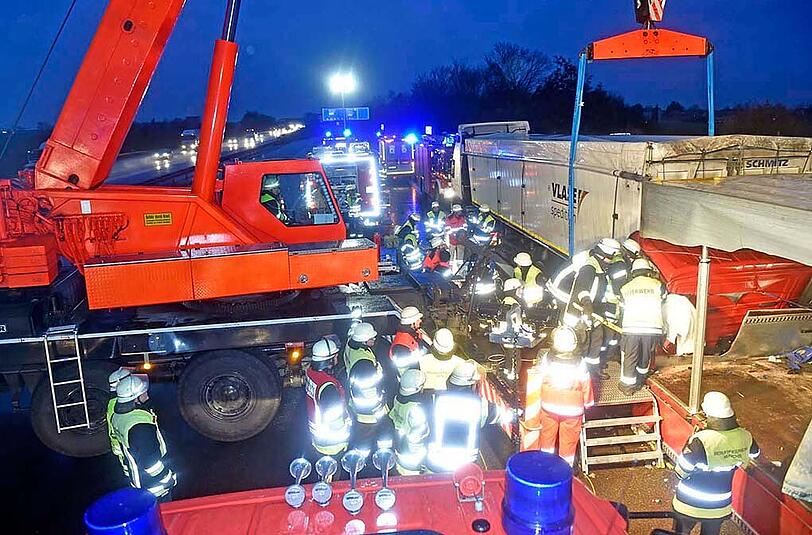 Lkw-Unfall auf der Autobahn A99 bei Haar nahe der Raststätte Vaterstetten: Die Feuerwehr musste den Fahrer aus dem völlig zerquetschten Wrack schneiden.