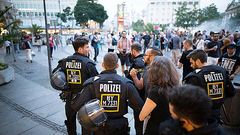 Am Montagabend fand die Pegida-Kundgebung am Stachus statt. Es kam dabei auch zu einer Gegendemonstration. Die Polizei musste eingreifen. Die Bilder.