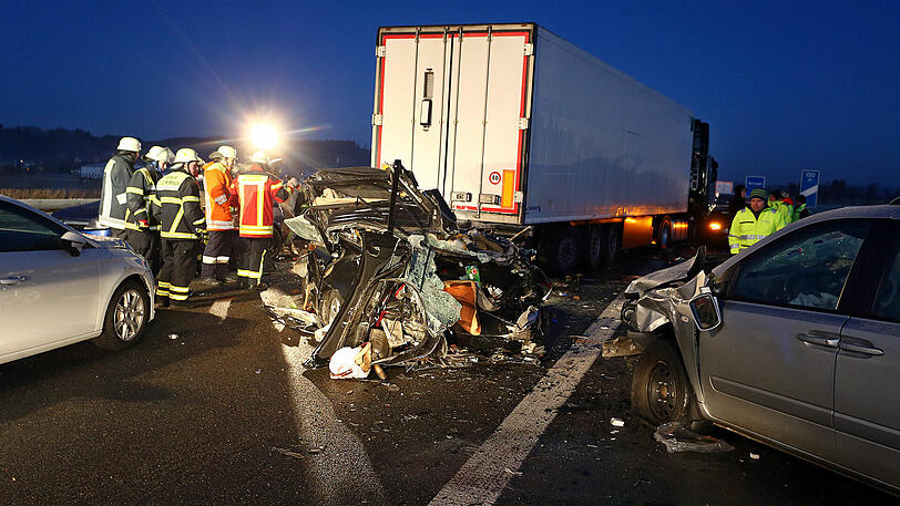 Im Nebel sind auf der A7 im Allgäu mehrere Autos ineinander gerast. Sechs Menschen starben. Die Bilder von der Unfallstelle.