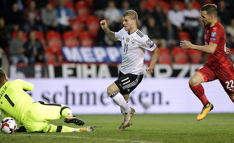 TIMO WERNER: NOTE 2.
Erste Chance, eiskalt verwandelt. Vollendete den Özil-Pass völlig frei und locker. Vierter Treffer im siebten Länderspiel.