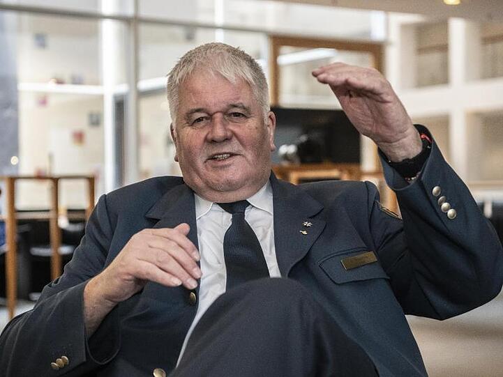 Der scheidende THW-Chef Albrecht Broemme hat für den Ernstfall bestens vorgesorgt - unter anderem mit Fleisch und Whiskey.