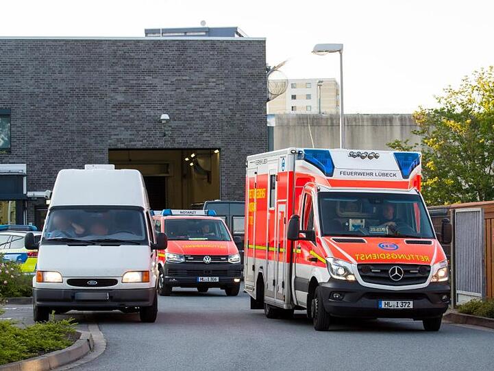 Rettungsfahrzeuge verlassen die Justizvollzugsanstalt. Die Geiselnahme ist unblutig zu Ende gegangen.