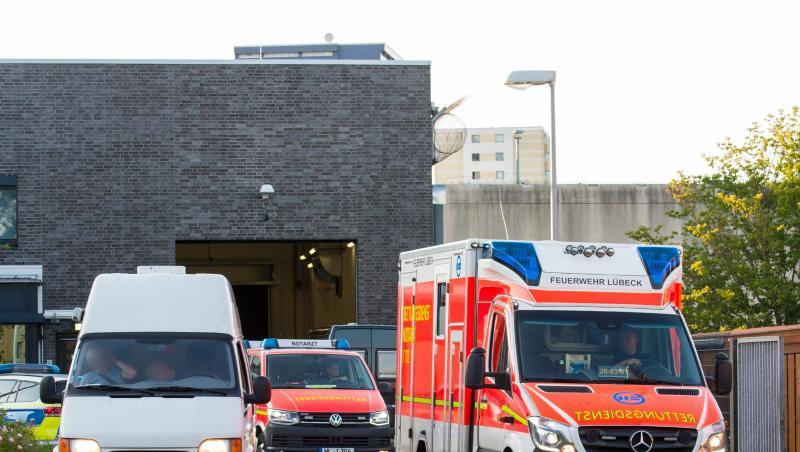 Rettungsfahrzeuge verlassen die Justizvollzugsanstalt. Die Geiselnahme ist unblutig zu Ende gegangen. Rettungsfahrzeuge verlassen die Justizvollzugsanstalt. Die Geiselnahme ist unblutig zu Ende gegangen.
