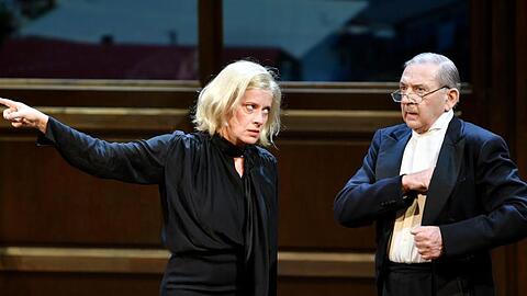 Caroline Peters (Corinna Schaad, l) und André Jung (Pilgrim) in Salzburg auf der Bühne.