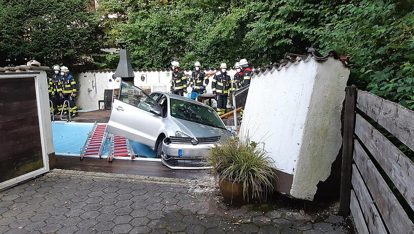 Eine Frau ist mit ihrem Auto in einem Pool gelandet. Eine Frau ist mit ihrem Auto in einem Pool gelandet.