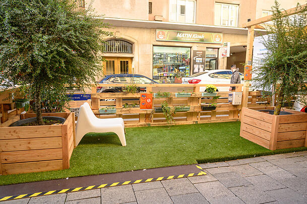 Im südlichen Bahnhofsviertel sind sechs Parklets wie das an der Landwehrstraße entstanden. Im südlichen Bahnhofsviertel sind sechs Parklets wie das an der Landwehrstraße entstanden.