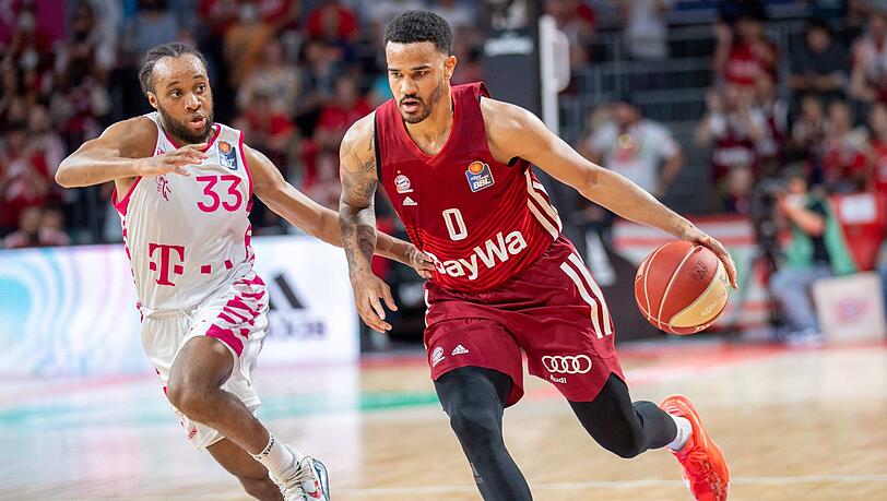 Der Bonner Parker Jackson-Cartwright gegen Bayerns Nick Weiler-Babb.