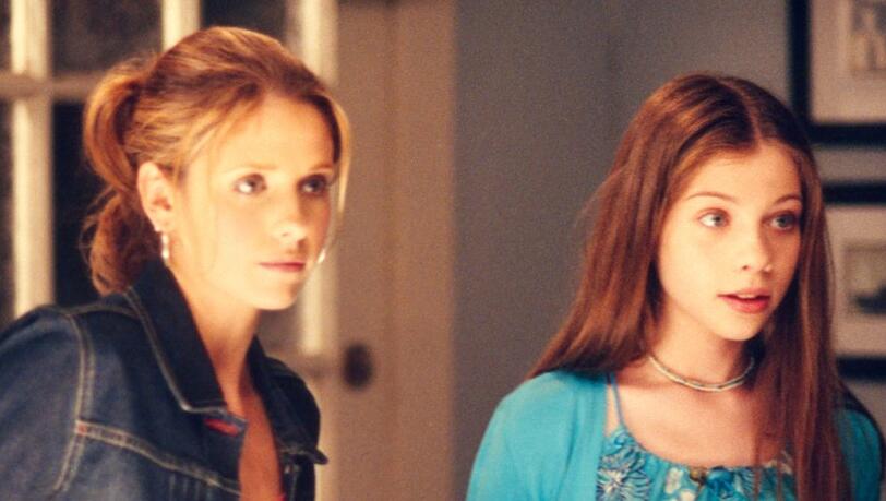 Sarah Michelle Gellar (l.) und Michelle Trachtenberg in einer der alten "Buffy"-Folgen.