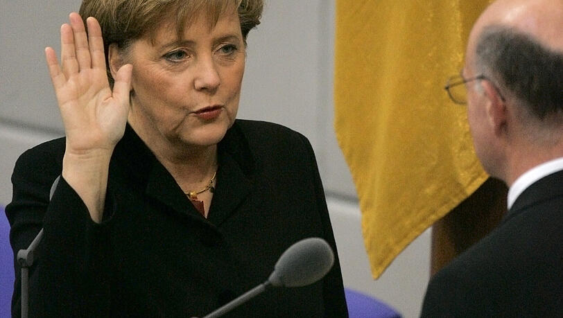 Der erste Schwur vor 20 Jahren: Die neugewählte Bundeskanzlerin Angela Merkel (CDU) legt am 22.11.2005 in Berlin den Amtseid vor Bundestagspräsident Norbert Lammert (CDU) ab.