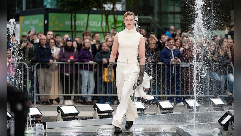 Souver&auml;n beim Walk vor Publikum: Model Luis aus Hamburg.