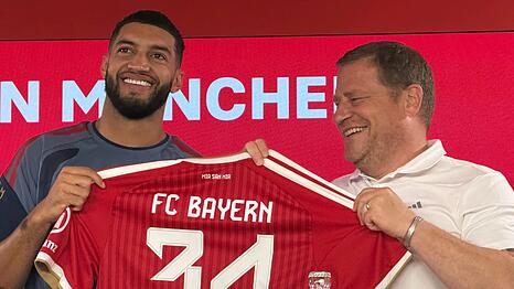 Neuzugang Saibari (l) und Sportvorstand Eberl zeigen das Bayern-Trikot mit der Nummer 34.