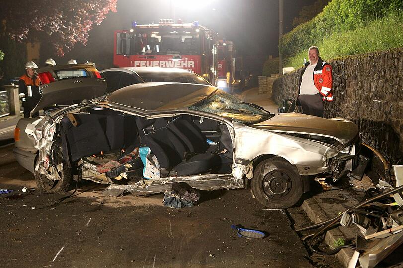 Bei einem schweren Verkehrsunfall wurden am Ortseingang von Schonungen zwei Beifahrer tödlich verletzt. Der Fahrer flüchtete unerkannt und wurde von einem Großaufgebot von Polizei, Feuerwehr und Rettungshunden gesucht. Das Fahrzeug war kurz zuvor gestohlen worden.